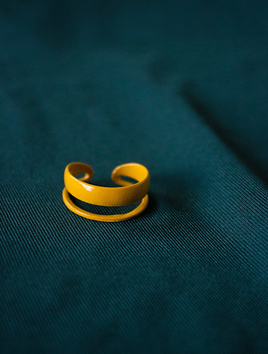Anillo amarillo metálico