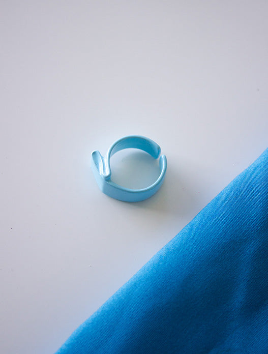 Anillo azul claro metálico